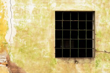 Eski kırık cam