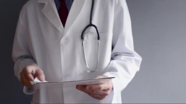 rx reçeteli duran erkek doktor yazıyor. sağlık profesyonel yazma.