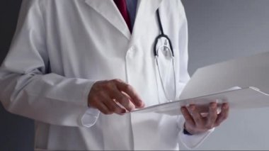 erkek doktor reçete duran okuyor. sağlık profesyonel yazma.