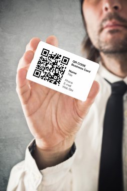 QR code kartvizit tutan işadamı