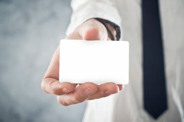 boş kartvizit köşeleri yuvarlatılmış tutan işadamı