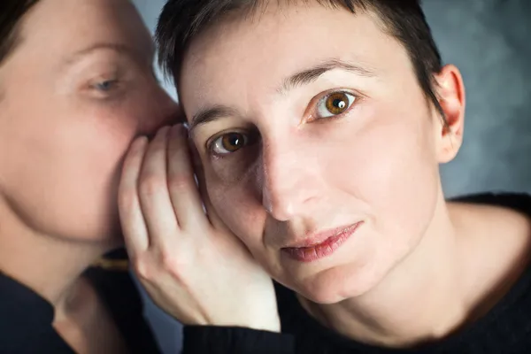 Dos mujeres chismorreando — Foto de Stock