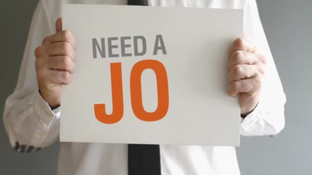 Geschäftsmann braucht Arbeit. Mann mit Tafel mit Titel braucht Arbeit — Stockvideo