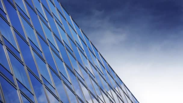 Edificio de oficinas corporativo con grandes ventanales de cristal — Vídeo de stock