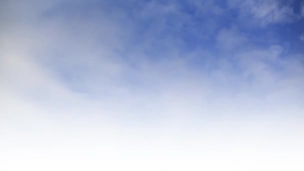 バック グラウンドでの雲の時間経過は空気を通って飛ぶ紙飛行機 — ストック動画
