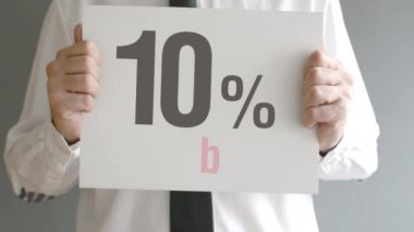 Satıcı satış yüzde on indirim fiyat etiketiyle satış tutan. tüketim kavramı, perakende mağaza promosyon.