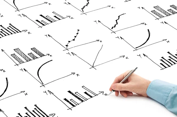 Dibujo del hombre de negocios gráfico de barras y otras infografías en bloc de notas — Foto de Stock