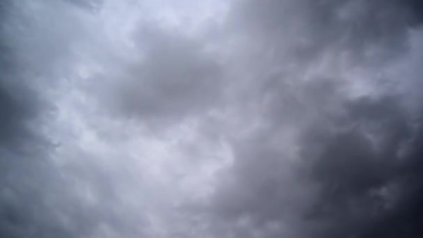 Δραματικό ουρανό με μαύρα θυελλώδη σύννεφα λευκό, χρονική πυροβόλησε. — Αρχείο Βίντεο