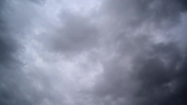 Ciel dramatique avec des nuages blancs orageux sombres, plan temporel .