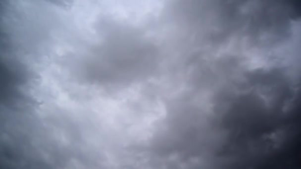 Dramatischer Himmel mit dunklen stürmischen weißen Wolken, Zeitraffer-Aufnahme. — Stockvideo