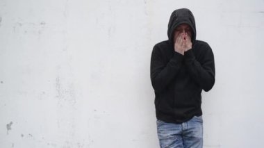 sorunları olan adam. hood başını elleri olan bir adam. uyuşturucu bağımlısı kavramı.