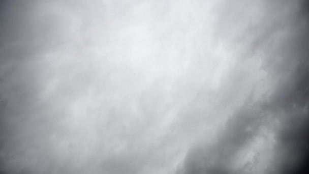 Dramatische hemel met donkere stormachtige witte wolken, time-lapse schot. — Stockvideo