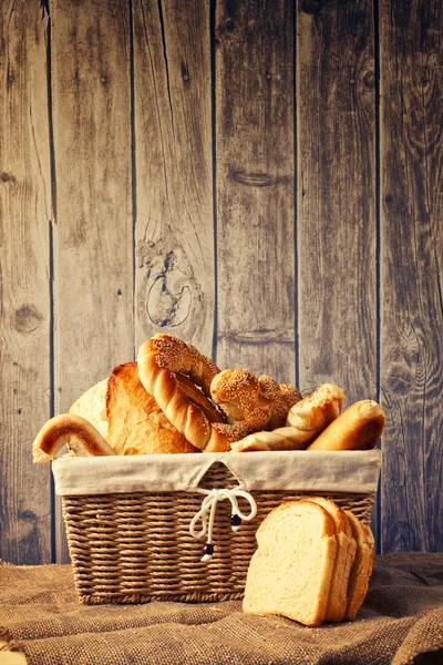 Délicieux pain et rouleaux panier en osier — Photo