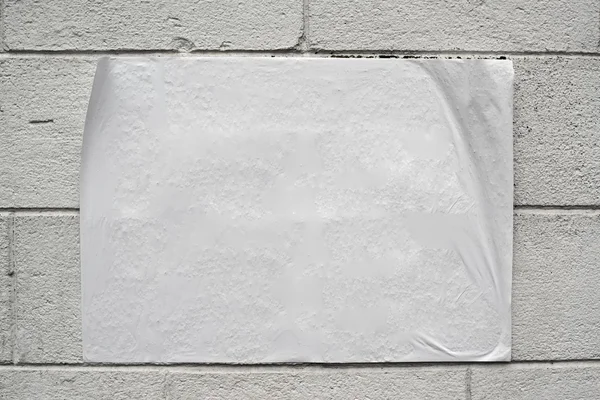Poster bianco bianco bianco su parete grunge — Foto Stock