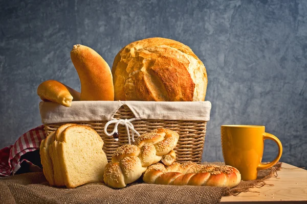 Delicioso pão e rolos cesta de vime — Fotografia de Stock
