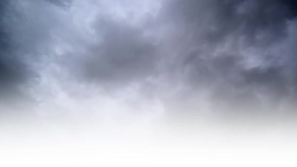 暗い嵐白い雲、時間の経過と劇的な空を撮影. — ストック動画