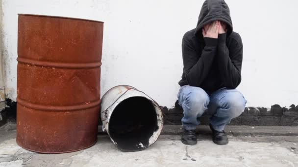 Un homme avec des problèmes seul dans la rue. Concept de toxicomanie . — Video