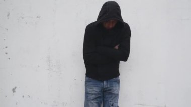 sokakta tek başına sorunları olan adam. uyuşturucu bağımlılığı kavramı.