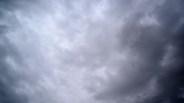 Dramatische hemel met donkere stormachtige witte wolken, time-lapse schot. — Stockvideo