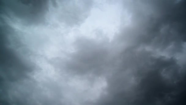 Драматическое небо с темными грозовыми белыми облаками, выстрел в промежуток времени . — стоковое видео
