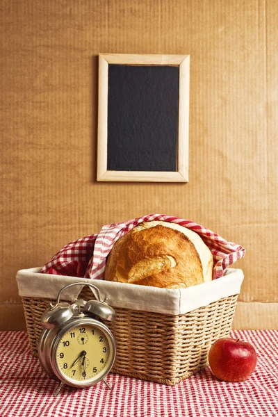 Вкусный хлеб и рулоны в плетеной корзине — стоковое фото