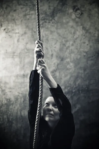 Mulher subindo com corda — Fotografia de Stock