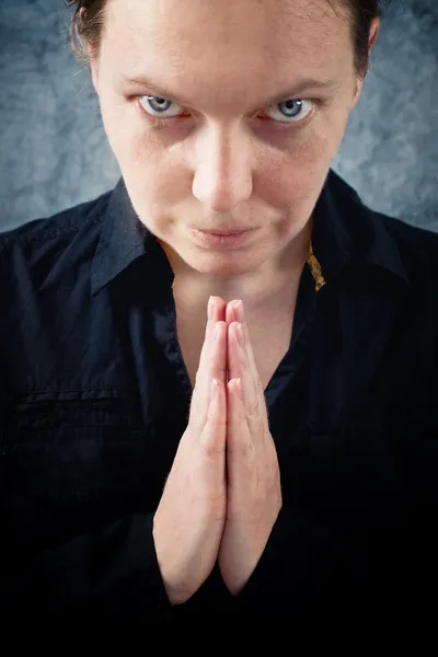 Mulher orando e louvando o Deus — Fotografia de Stock