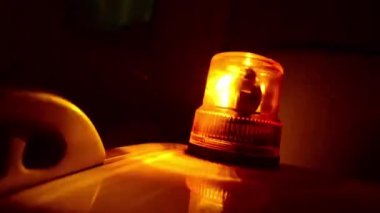 sinyali yanıp sönüyor. Turuncu yanıp sönen ve ışık üstünde belgili tanımlık tepe-in hizmet ve destek araç döndürme.