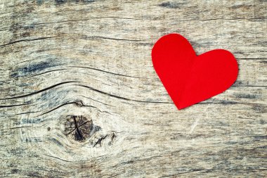 grunge ahşap arka plan üzerinde kırmızı kağıt kalp