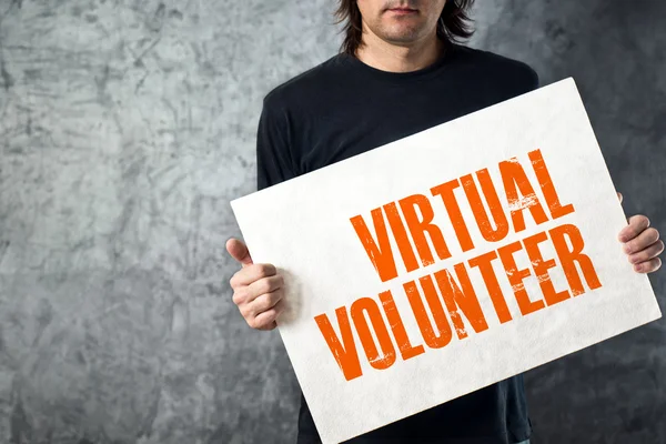Ember tartja a banner a virtuális önkéntes cím — Stock Fotó