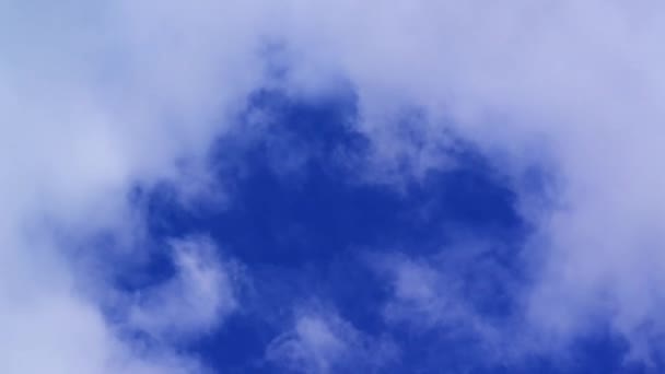 雲を越える高速移動に青い空の時間経過の映像 — ストック動画