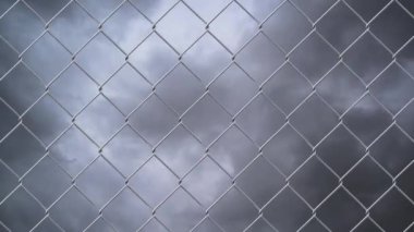 bulutlu gökyüzü zaman atlamalı karşı zincir bağlantı tel çit