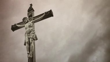 Çarmıha gerilme. fırtınalı bulutlar zaman atlamalı üzerinde İsa heykeli ile Hıristiyan çapraz.