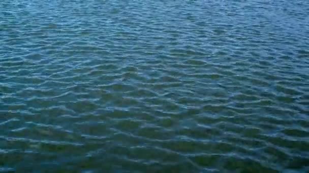 Ondulation d'eau abstraite. Surface de la rivière par une journée venteuse .