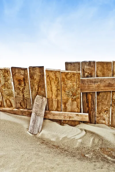 Cerca de madeira vintage na praia arenosa — Fotografia de Stock