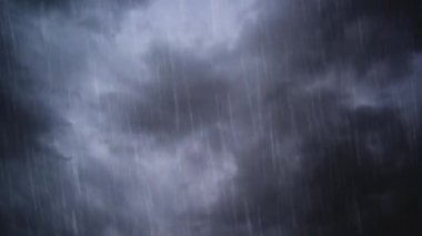karanlık fırtınalı beyaz bulutlar ile dramatik gökten düşen yağmur vurdu zaman atlamalı.