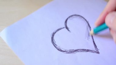 bir parça kağıt üzerine çizim bir kalp. Sevgililer günü konsepti.