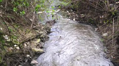 su kirliliği. atık su akan ve kirletici çevre.