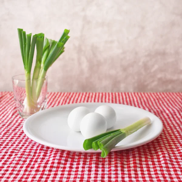 Huevos de pollo cocidos y cebolla fresca para el desayuno —  Fotos de Stock