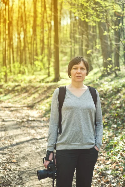 Mulher como fotógrafa da natureza — Fotografia de Stock