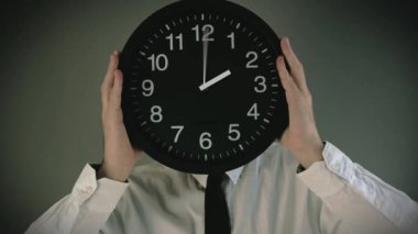 vakit kaybediyoruz. işi bitirmek için saatli önünde başını yeterli zaman ile işadamı.