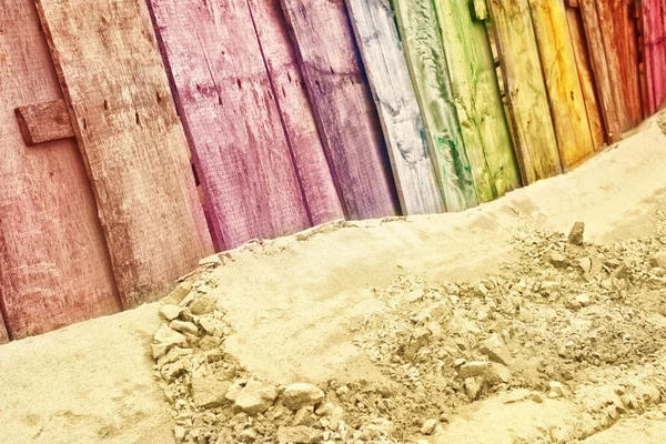 老式的木栅栏，在彩虹的颜色 — 图库照片