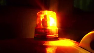 sinyali yanıp sönüyor. Turuncu yanıp sönen ve ışık üstünde belgili tanımlık tepe-in hizmet ve destek araç döner.