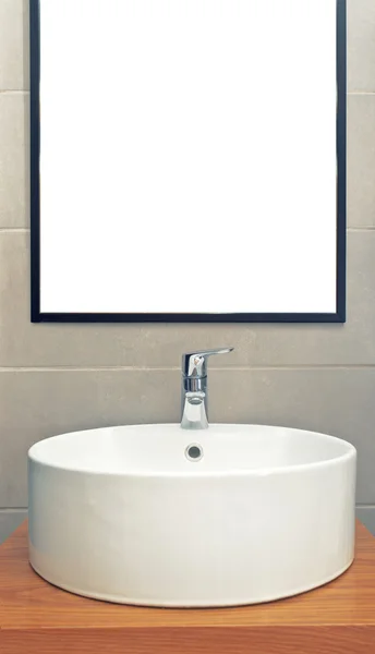 Lavabo dans la salle de bain moderne avec miroir sur le mur — Photo