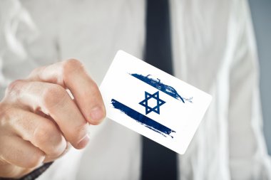 Kartvizit İsrail bayrağı ile tutarak israelian iş adamı