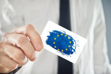 Kartvizit AB bayrağı ile tutarak Avrupa iş adamı