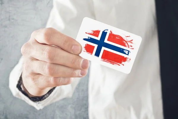 Norský podnikatel drží vizitku s Norsko vlajka — Stock fotografie