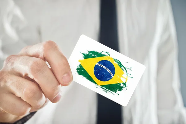 Empresario brasileño con tarjeta de visita con bandera de Brasil — Foto de Stock