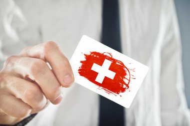 Kartvizit İsviçre bayrağı ile tutan İsviçre iş adamı