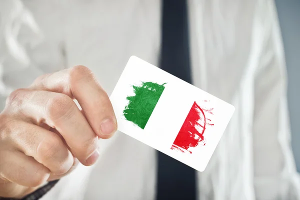 Italiensk affärsman håller visitkort med Italien flagga — Stockfoto